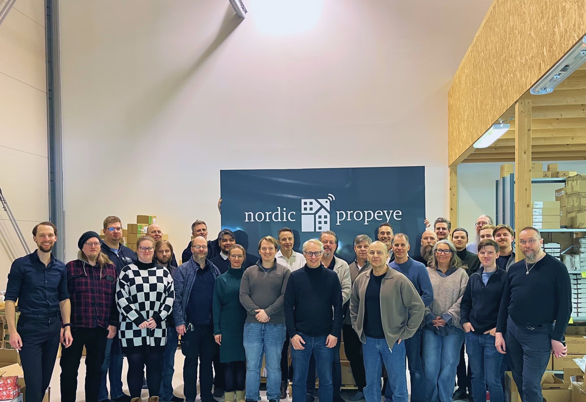 Hela teamet på Nordic Propeye samlat i lagret